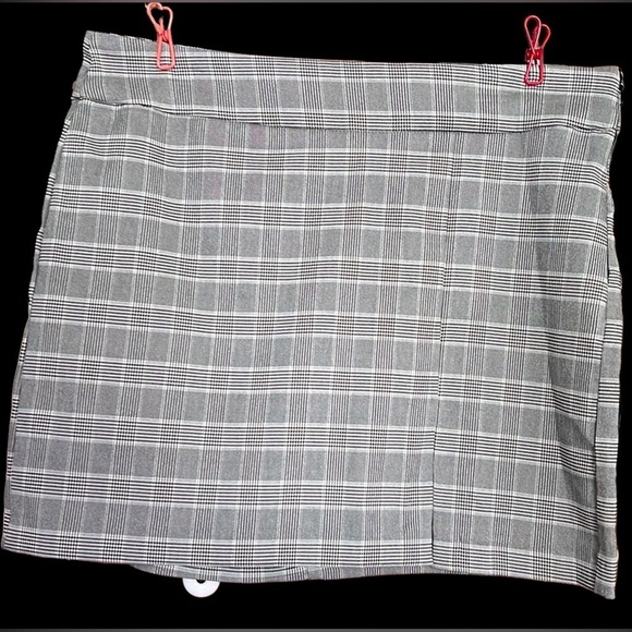 Takara Dresses & Skirts - TAKARA Black/Gray/White Plaid Side Zip Mini Skirt, Size Large, EUC.